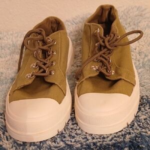 Soda Canvas Sneakers Sz 9